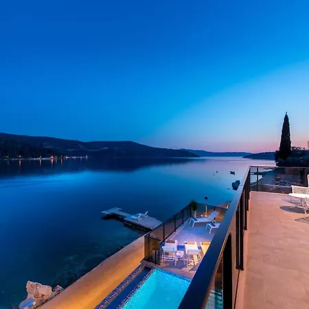 Villa Seafront With Modern Interior *