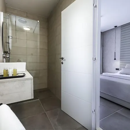 Villa Seafront With Modern Interior