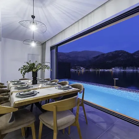 Villa Seafront With Modern Interior