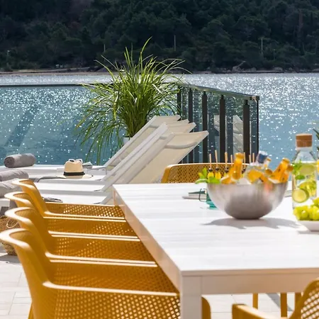 Villa Seafront With Modern Interior *