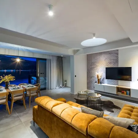 Villa Seafront With Modern Interior Slano
