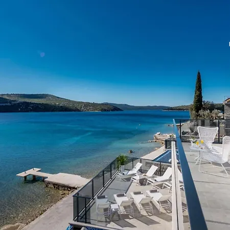 Villa Seafront With Modern Interior *