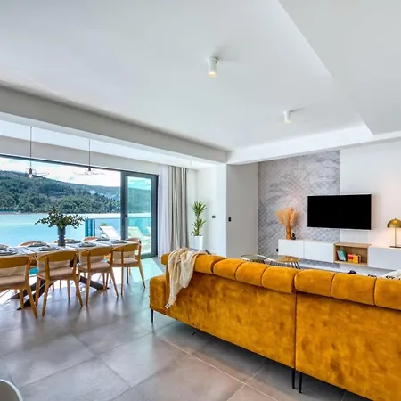 Βίλα Seafront With Modern Interior *