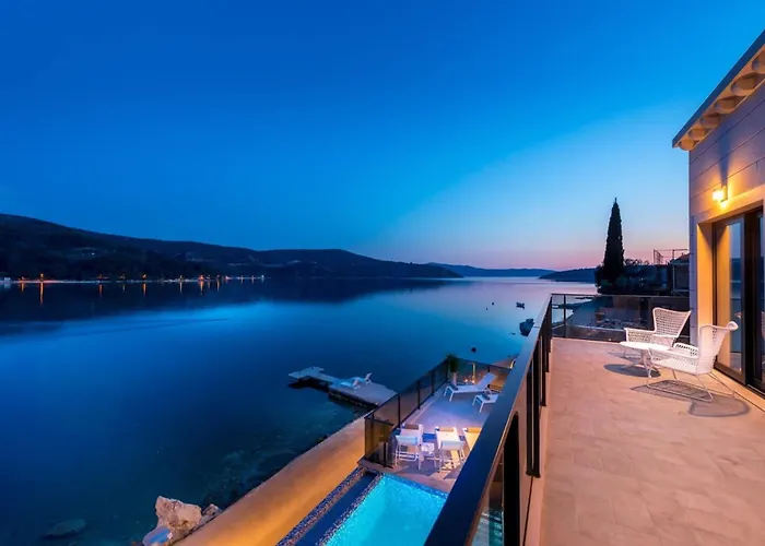 Villa Seafront With Modern Interior *