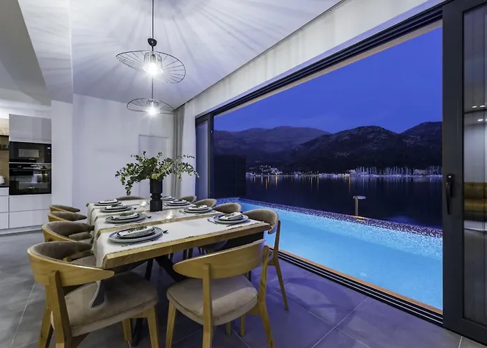 Villa Seafront With Modern Interior