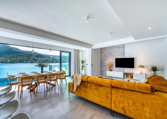 Villa Seafront With Modern Interior *